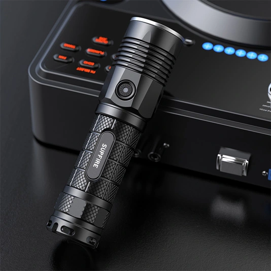 SUPERFIRE L5-S P50 900 Lumens Custom 26650 LED lampe de poche